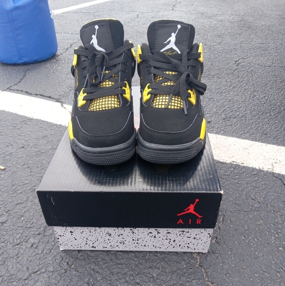 Air Jordan 4 Retro, Thunder - Picture 3 of 5